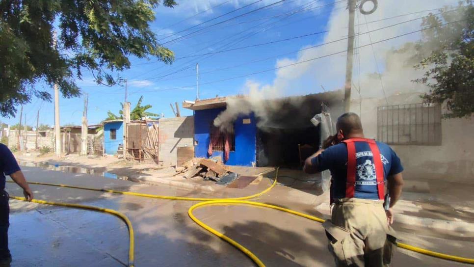 Presunto cortocircuito incendia una casa en la colonia Siglo 21 de Los Mochis