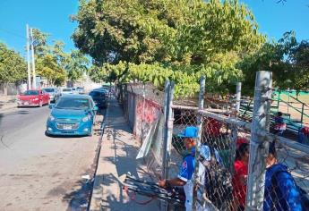 Ejecutan a un hombre con armas largas a las afueras de un partido de béisbol en Culiacán