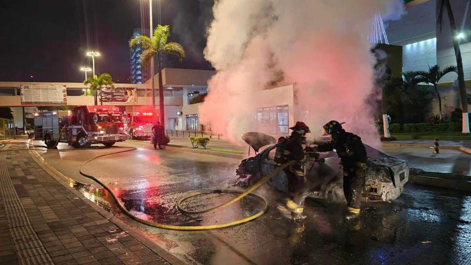 Incendio de vehículo en Zona Dorada, Mazatlán moviliza a cuerpos de emergencia