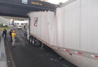 Tráiler varado en el Puente Negro de Culiacán y provoca intenso trafico vehicular