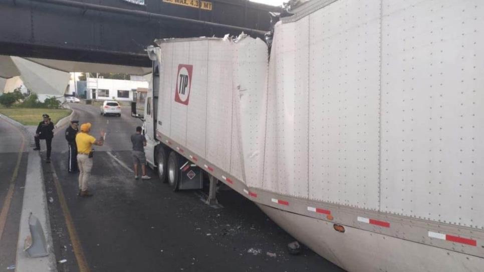 Tráiler varado en el Puente Negro de Culiacán provoca intenso trafico vehicular