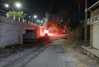 Fuego consume una camioneta en la colonia 22 de Diciembre, en Culiacán