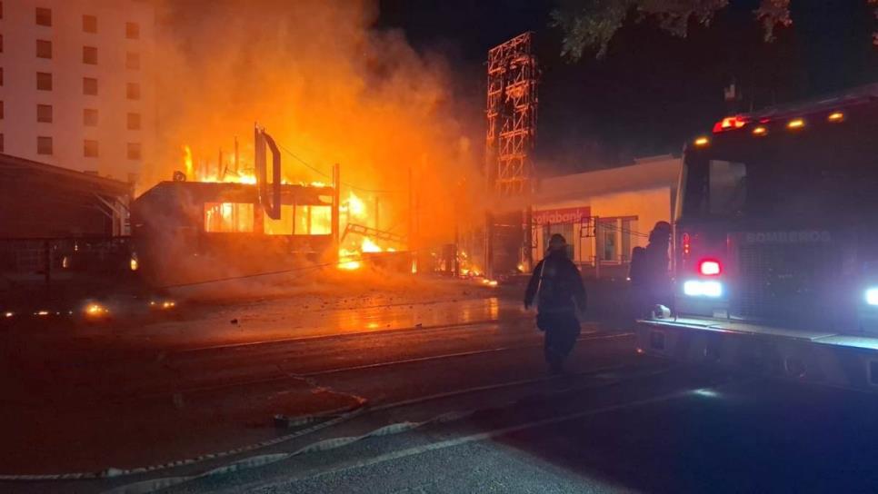 Incendio destruye negocio de mariscos por el Bulevar Pedro Infante en Culiacán