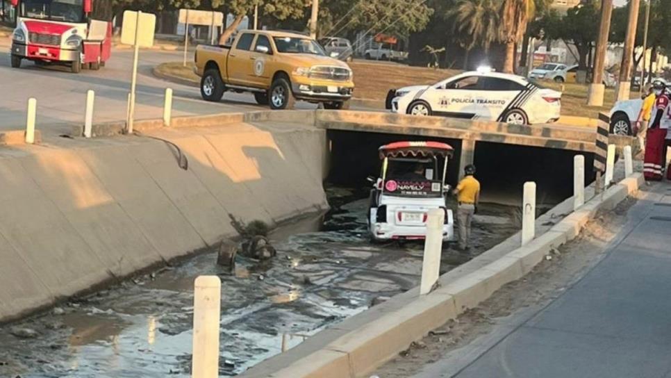 Conductor de pulmonía pierde el control y cae en canal pluvial en Mazatlán