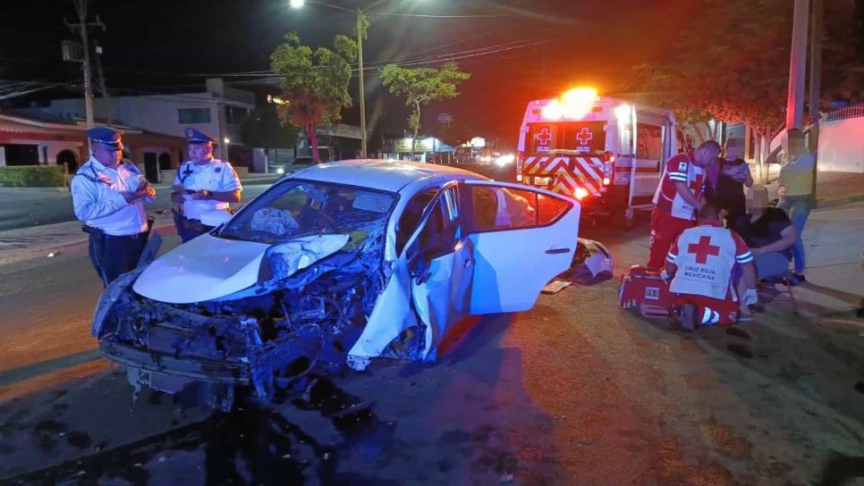 Conductor resulta lesionado al chocar contra un árbol en la colonia Miguel Hidalgo en Culiacán