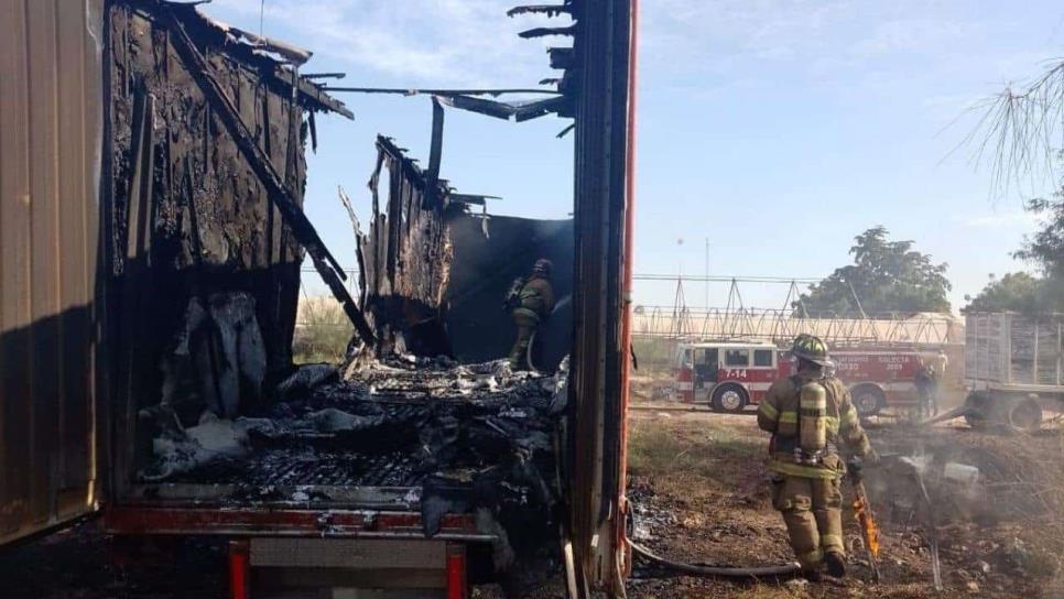 Incendio en un predio con maleza consume la caja de un tráiler en Guasave