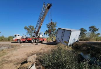 Camión cargado de agroquímicos terminó apunto de caer a un canal de riego en Ahome