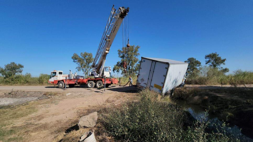 Camión cargado de agroquímicos terminó apunto de caer a un canal de riego en Ahome