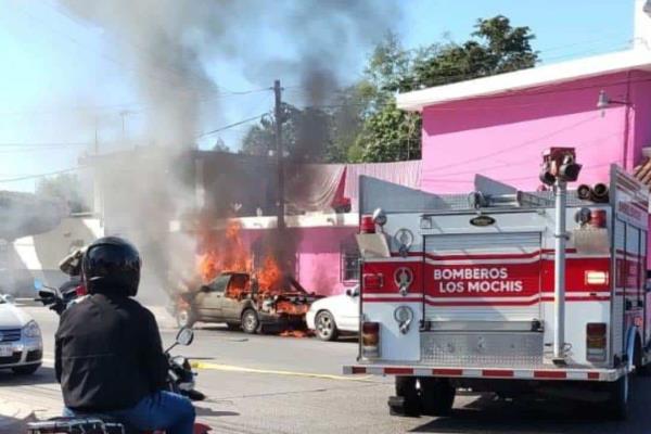 Tsuru ardió en llamas de la nada, terminó calcinado en una calle de Los Mochis