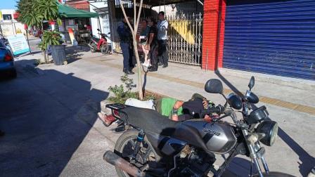 Se accidenta pareja en una motocicleta en Culiacán y terminan lesionados