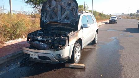 Camioneta termina calcinada por la Costerita, en Culiacán