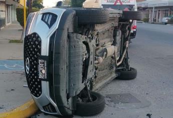 Conductor se pasa en alto y provoca volcadura en la zona centro de Los Mochis