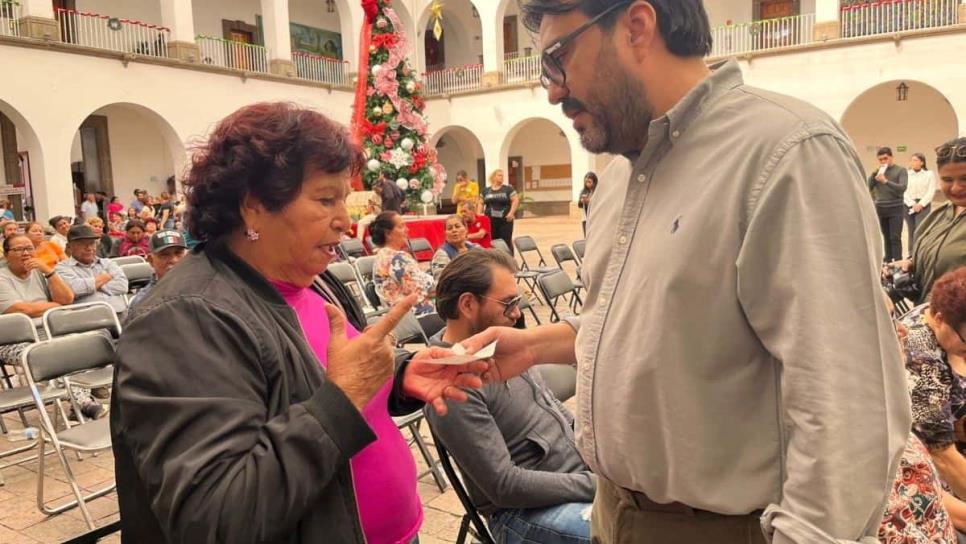 Entrega Juan de Dios Gámez cheques a comerciantes de Culiacán