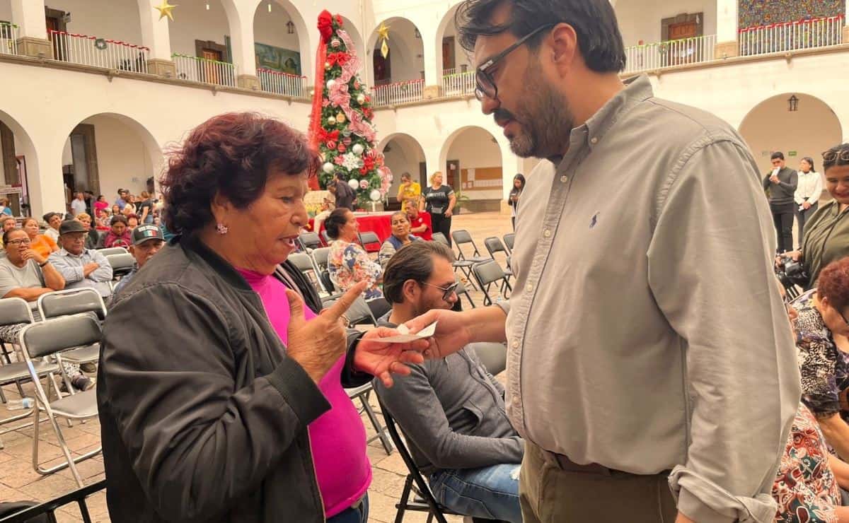 Entrega Juan de Dios Gámez cheques a comerciantes de Culiacán
