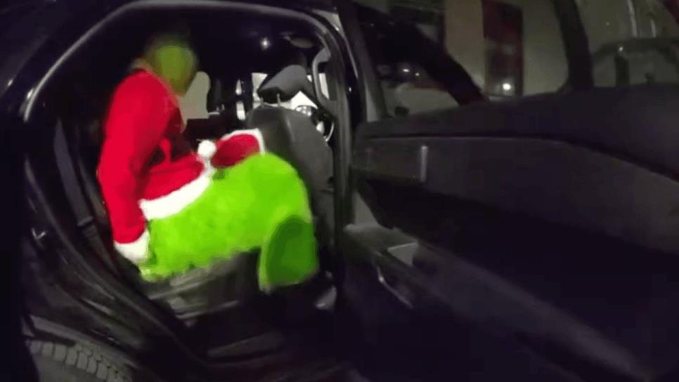 Atrapan al Grinch por intentar robar un árbol de Navidad ¿En qué ciudad fue? | VIDEO