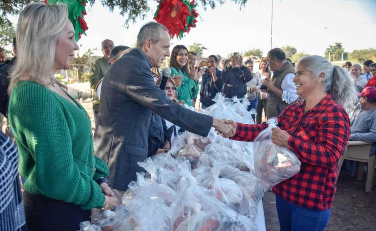 Gerardo Vargas sorprende a familias de Ahome con cenas navideñas y dulces