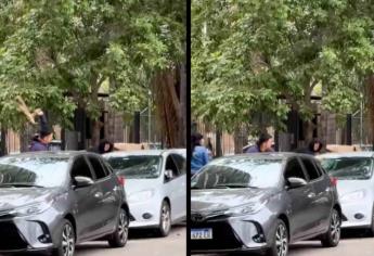 Hombre se estaciona frente una salida para ir a una fiesta y vecinos le destrozan el coche