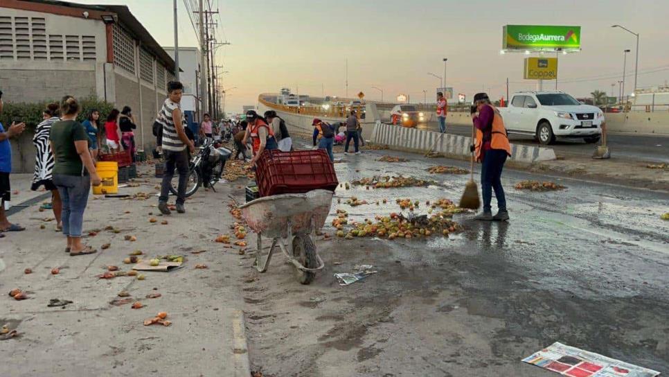 Cae tomate de unidad tras descompostura y genera rapiña por colonos de Urías en Mazatlán