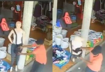 Ladrón confunde a un maniquí con una persona y lo asalta, quedó grabado | VIDEO 