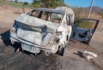 Tras enfrentamiento entre gatilleros en Sanalona, Culiacán, localizan vehículo calcinado sobre la carretera