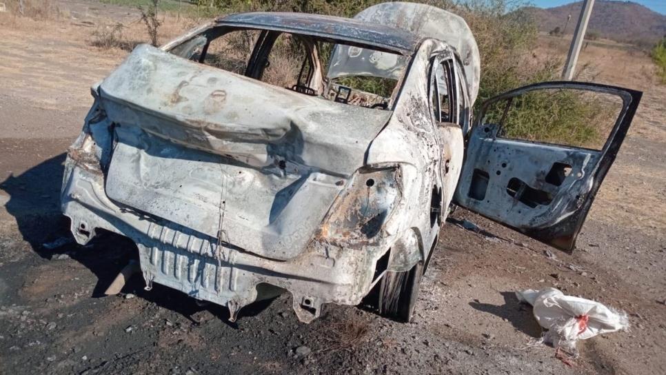 Tras enfrentamiento entre gatilleros en Sanalona, Culiacán, localizan vehículo calcinado sobre la carretera