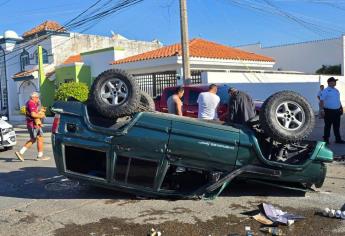 Conductor choca camioneta estacionada y vuelca en el fraccionamiento San Ángel de Mazatlán