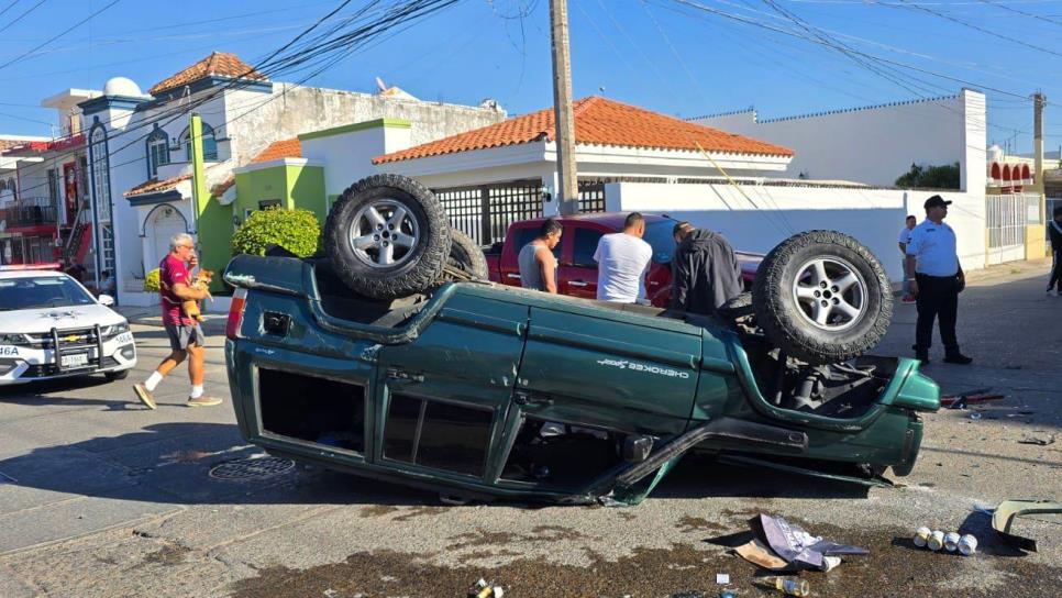 Conductor choca camioneta estacionada y vuelca en el fraccionamiento San Ángel de Mazatlán