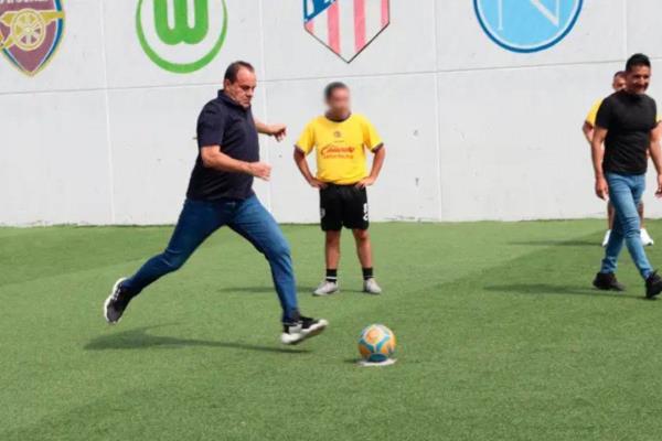 Cuauhtémoc Blanco se echa una cascarita con internos de reclusorios en la CDMX