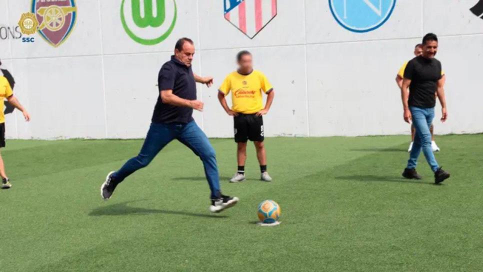 Cuauhtémoc Blanco se echa una cascarita con internos de reclusorios en la CDMX