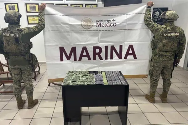 Marina asegura camioneta con reporte de robo y una mochila con dosis de droga en Mazatlán Marina asegura camioneta con reporte de robo y una mochila con dosis de droga en Mazatlán