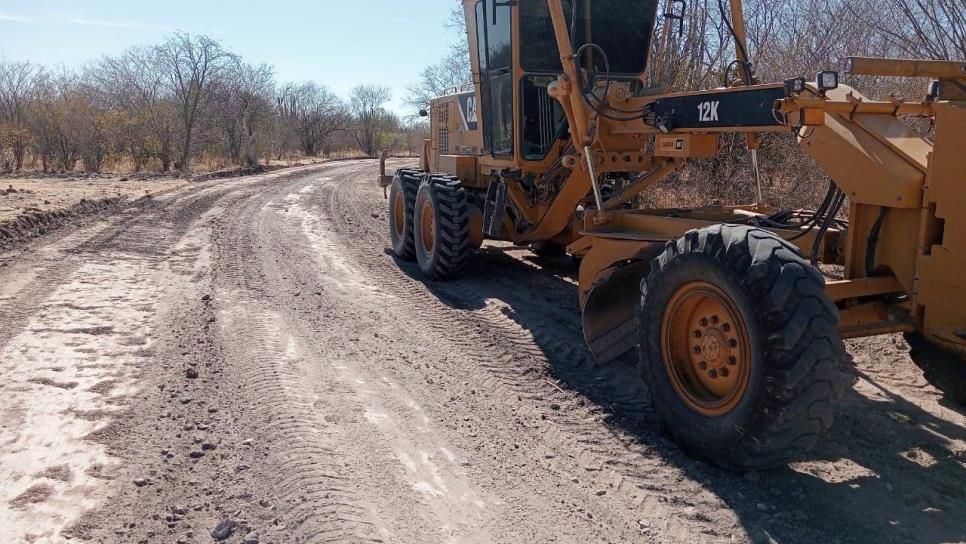 Rehabilitan caminos y carreteras de acceso a El Fuerte