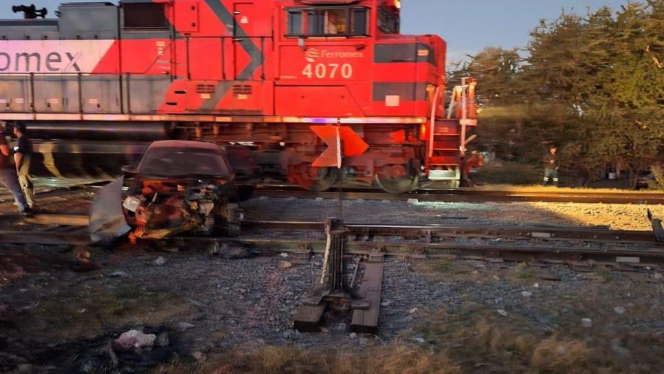 Mujer intenta ganarle el paso al tren y termina arrollada junto a su hijo en Sinaloa Municipio