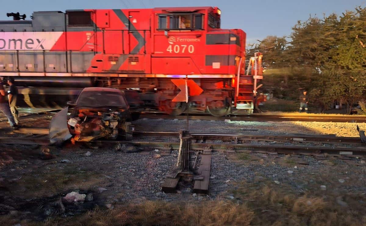 Mujer intenta ganarle el paso al tren y termina arrollada junto a su hijo en Sinaloa Municipio
