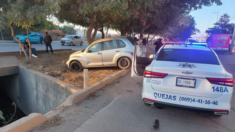 ¡Por poquito! Conductor de automóvil se salva de caer a canal pluvial en Mazatlán