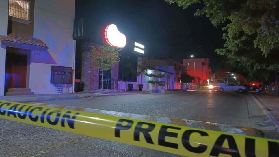 Son padre e hijo los cuerpos sin vida arrojados frente a un sushi en La Campiña en Culiacán