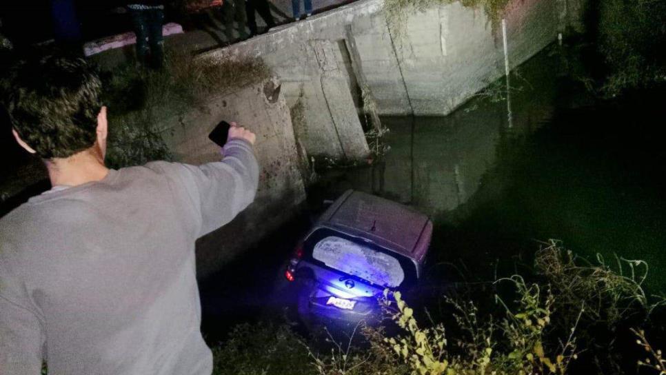 Conductor se lleva el susto de su vida al caer a un canal en Ahome