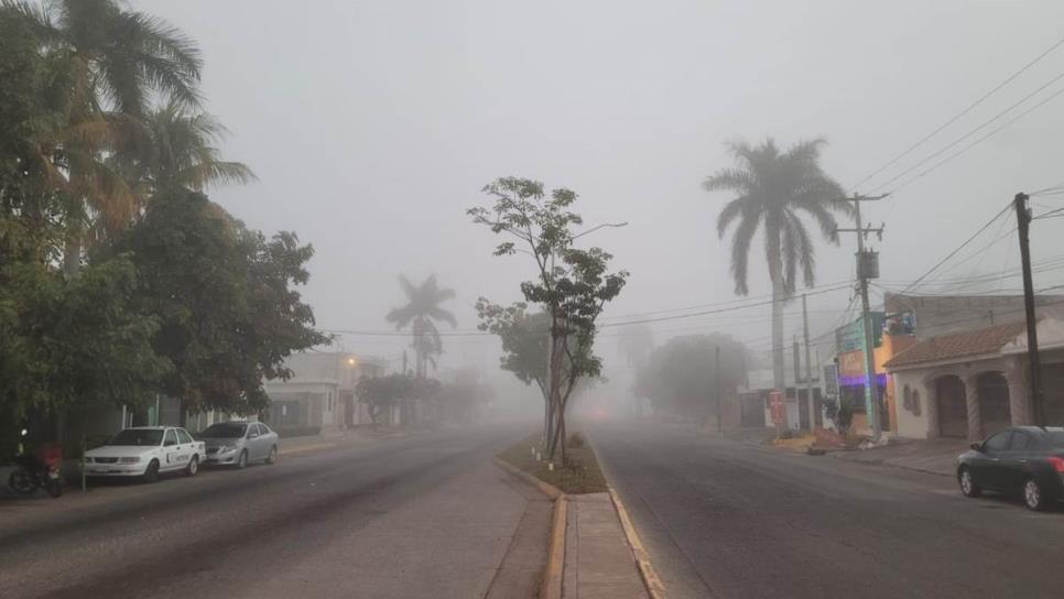 Densa niebla marca el inicio del último día del año en Los Mochis 