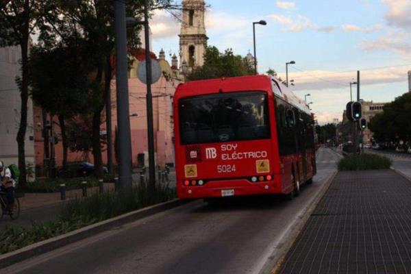 Así fue como usuarios del Metrobús de la CDMX celebraron el Año Nuevo 2025 | VIDEO