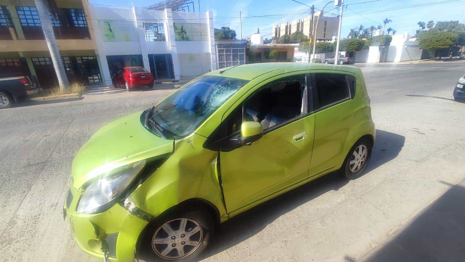 Pareja y su bebé resultan lesionados al chocar contra un vehículo en Los Mochis