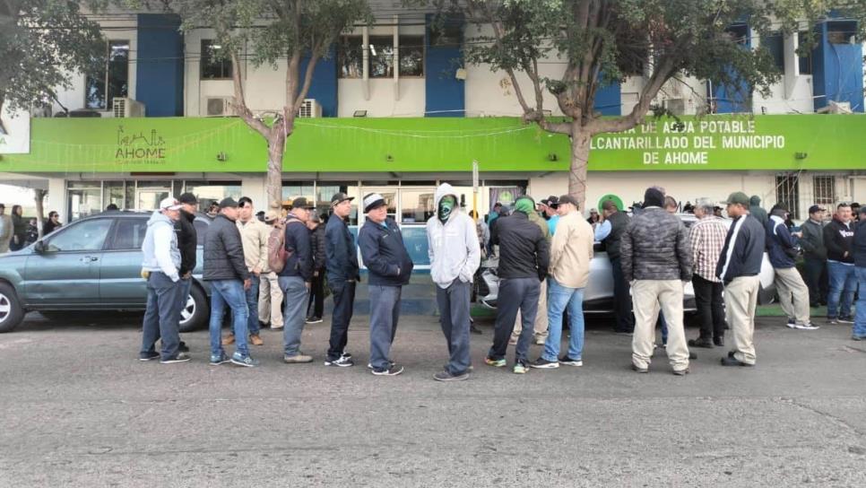 Trabajadores sindicalizados de JAPAMA se manifiestan por adeudos en Ahome