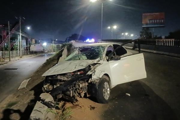 Conductor muere tras volcarse en el puente desnivel de la colonia El Palmito en Culiacán