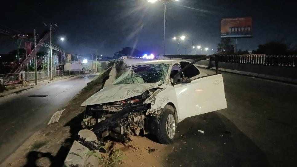 Conductor muere tras volcarse en el puente desnivel de la colonia El Palmito en Culiacán