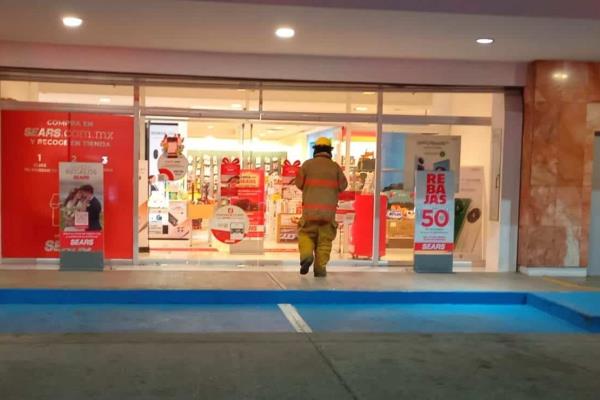 Cinco personas quedan atrapadas en elevador de una plaza comercial en Culiacán