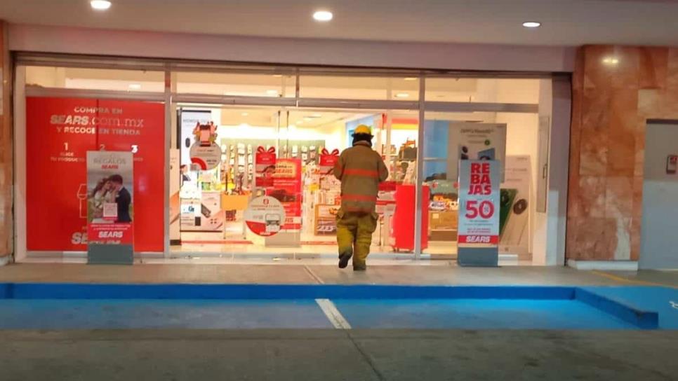 Cinco personas quedan atrapadas en elevador de una plaza comercial en Culiacán