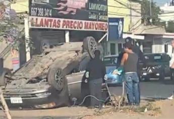 Con las cuatro llantas hacían arriba termino un vehículo qué se volcó en el sector Barrancos