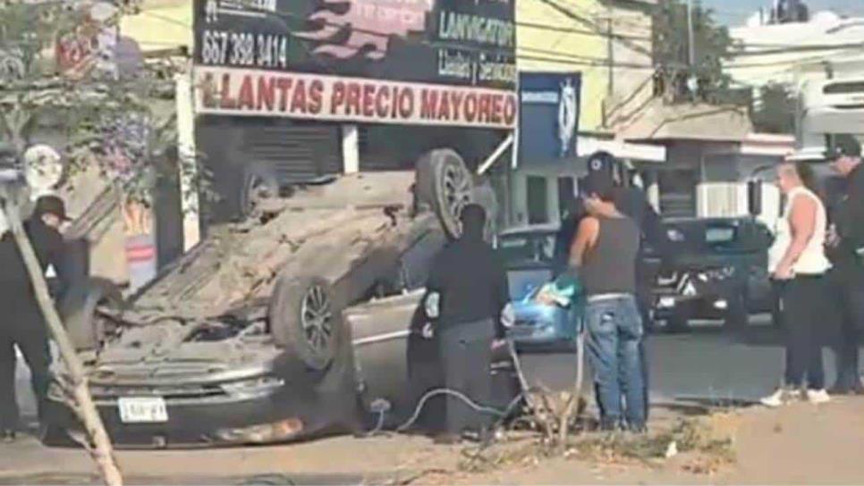 Con las cuatro llantas hacían arriba termino un vehículo qué se volcó en el sector Barrancos