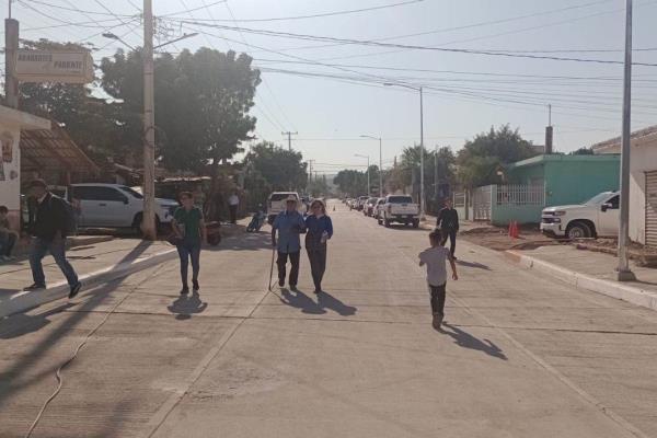 Rocha Moya y Gámez Mendívil inauguran pavimentación en la colonia Renato Vega