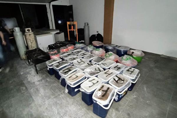 Ejército asegura dos vehículos y metanfetamina en un domicilio de Prados del Sur, Culiacán
