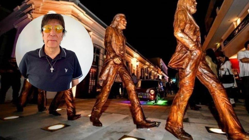 Memo Ríos se avienta unas rimas en su visita a Mazatlán; así posa con Los Beatles | FOTO