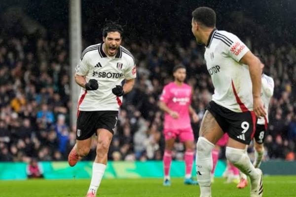 Raúl Jiménez hace historia y supera a "Chicharito" Hernández como goleador en Premier League